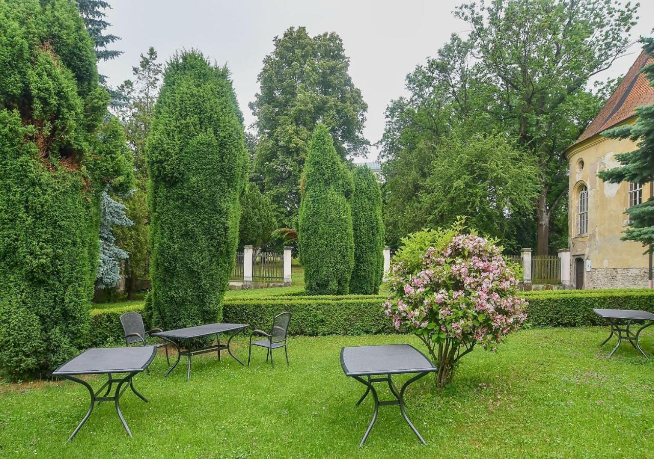 Zámek Račice Hotel Exterior foto